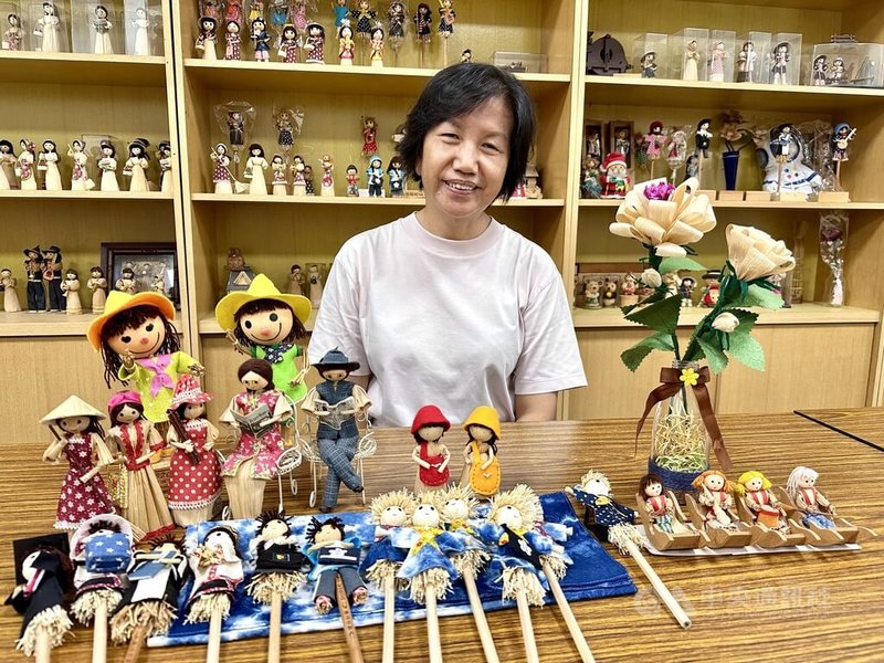 彰化縣田中鎮太平社區發展協會理事長周玲玟（圖）為推廣環保理念，將被視為農業廢棄物的玉米葉做成玉米娃娃，走入學校、社區教學，並透過視訊教日本學生製作，展現台灣農村的質樸與創意。中央社記者鄭維真攝　114年11月11日