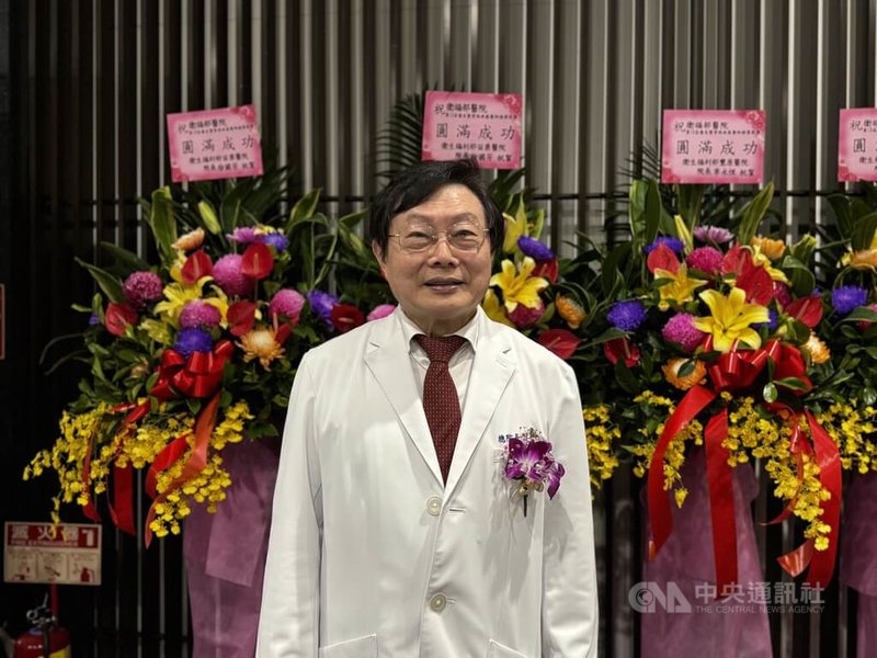 衛福部11日上午舉辦第12屆優良暨資深典範醫師頒獎典禮，台北仁濟院附設醫院總院長林水龍投身乳癌防治40多年不輟，獲衛福部首屆「醫療貢獻獎」表揚。中央社記者沈佩瑤攝　114年11月11日