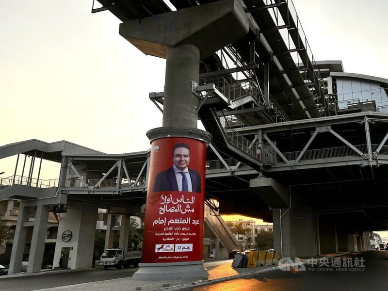 東開羅單軌鐵路全長56.5公里，從開羅東邊納薩爾城體育場站至新行政首都營運控制中心，沿途共設22個車站。圖為位於新開羅，仍在進行工程的車站一角。中央社記者施婉清開羅攝　114年11月11日