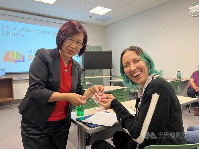 「中山華文學校」校長車慶餘（左）為蒙特瑞公園市的圖書館員上中文課。她過去是媒體主管，現在美國主持中文學校，擔任華語教學講師。中央社記者林宏翰洛杉磯攝　114年11月11日