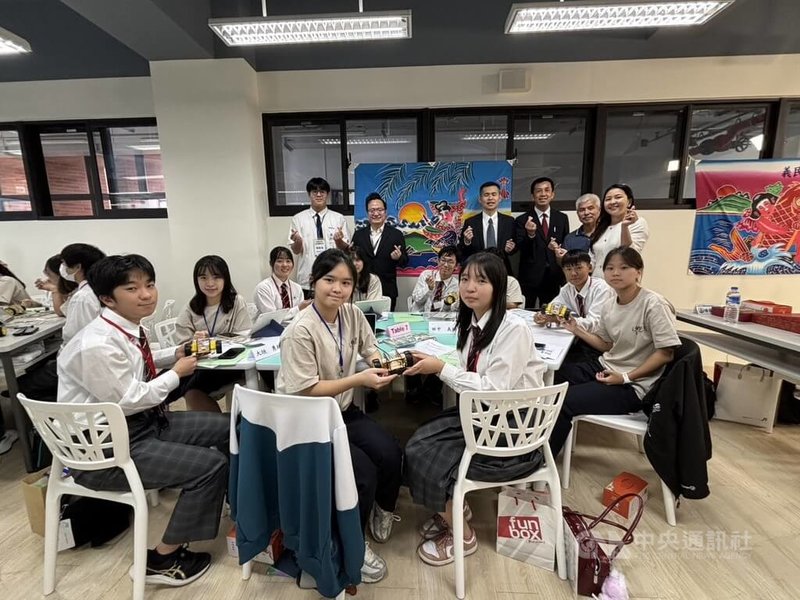 新竹縣義民高中表示，日本兵庫縣千種高校師生11日到訪交流，共同製作Arduino微控制器無線遙控車，從程式設計到結構組裝與電路連接等，培養學生實作能力。中央社記者郭宣彣攝　114年11月11日