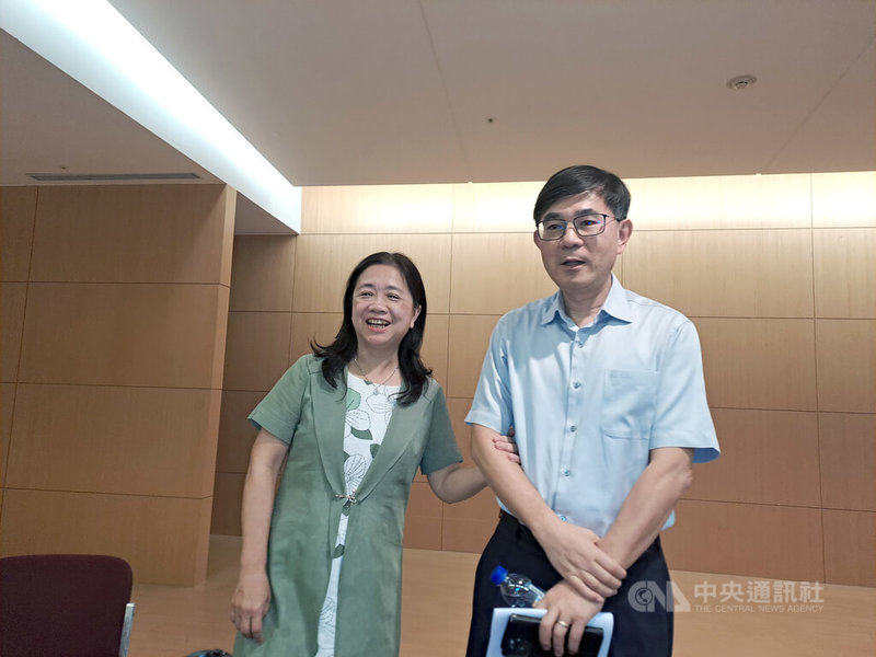 低軌衛星及微波高頻通訊元件廠昇達科11日舉行法說會，董事長陳淑敏（左）表示，太空市場升溫，不論已運作或新跨入市場的低軌衛星營運商對元件需求都明顯增加；總經理吳東義（右）指出，目前低軌衛星在手訂單已超過去年全年，今年營運肯定優於去年。中央社記者潘智義攝　114年11月11日