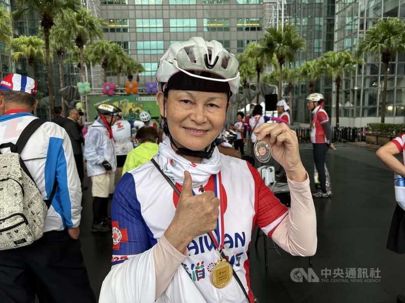 台灣抗癌協會「不倒騎士」單車環台11日抵達終點站新北市，60多歲騎士李翠華隨身攜帶妹妹的相片騎全程。她說，妹妹因罹癌離世十多年，盼透過單車環台帶著妹妹看台灣每個角落，也傳遞及早檢查、及早預防的觀念。中央社記者曹亞沿攝　114年11月11日