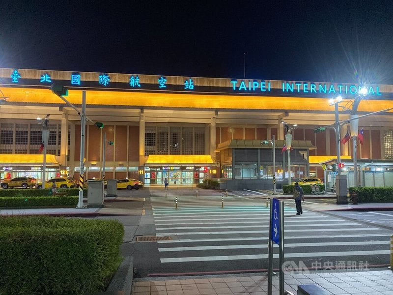 受到颱風鳳凰影響，國內線航班12日全數取消。圖為台北松山機場外觀。中央社　114年11月11日