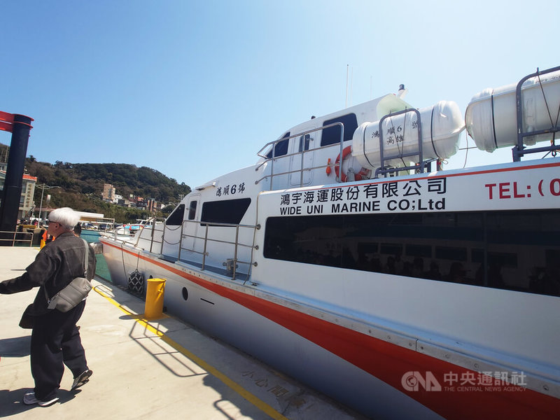 鳳凰颱風逼近台灣，馬祖南北竿船班停航至12日。但連江縣政府交通旅遊局指出，停航多日原因之一，為氣象預報資料與實際海象產生偏差。圖為南北竿航線營運船舶於南竿福澳港載客情形。中央社記者潘欣彤攝　114年11月11日