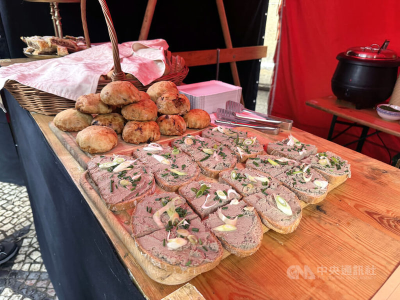 捷克聖馬丁節11日熱鬧登場，許多捷克餐廳與攤商會在這天供應鵝肉料理與葡萄酒。圖為鵝肉酥餅與鵝肝醬麵包。中央社記者劉郁葶布拉格攝　114年11月11日