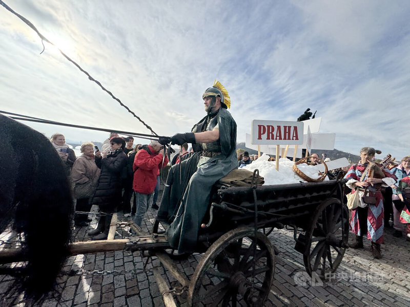 捷克聖馬丁節11日熱鬧登場，一輛滿載「白雪」的馬車行走在布拉格的查理大橋上。11月11日也被視為冬季來臨的象徵，捷克諺語「馬丁騎白馬來」便寓意初雪降臨。中央社記者劉郁葶布拉格攝　114年11月11日
