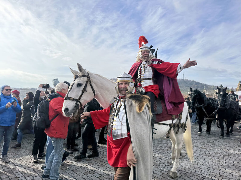捷克聖馬丁節11日熱鬧登場，扮成「聖馬丁」、騎白馬的羅馬士兵，行走在布拉格的查理大橋上與眾人揮手。中央社記者劉郁葶布拉格攝　114年11月11日