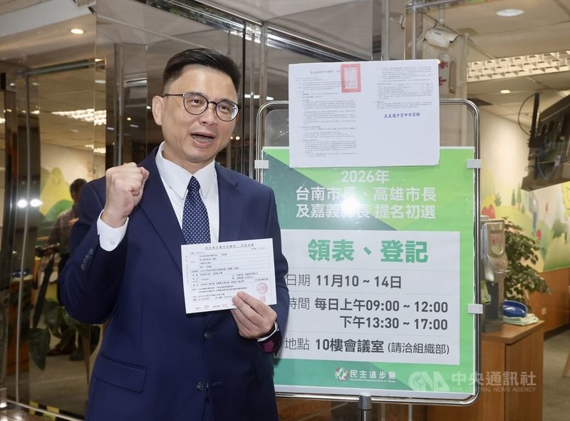 民進黨立委賴瑞隆（圖）11日前往民進黨中央黨部，完成高雄市長初選登記；他強調，做好準備承擔重任，「今天當選，明天可以立即上工」。中央社記者張皓安攝　114年11月11日