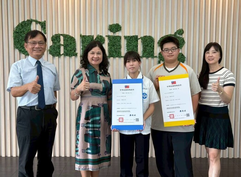 國立暨南國際大學附屬高級中學學生古祐嘉（右2）、張卉淇（中）設計智慧型助步車，核心設計「召喚模式」透過科技主動回應需求，也讓長者掌握選擇權與自我價值感。（暨大附中提供）中央社記者蕭博陽南投縣傳真　114年11月11日