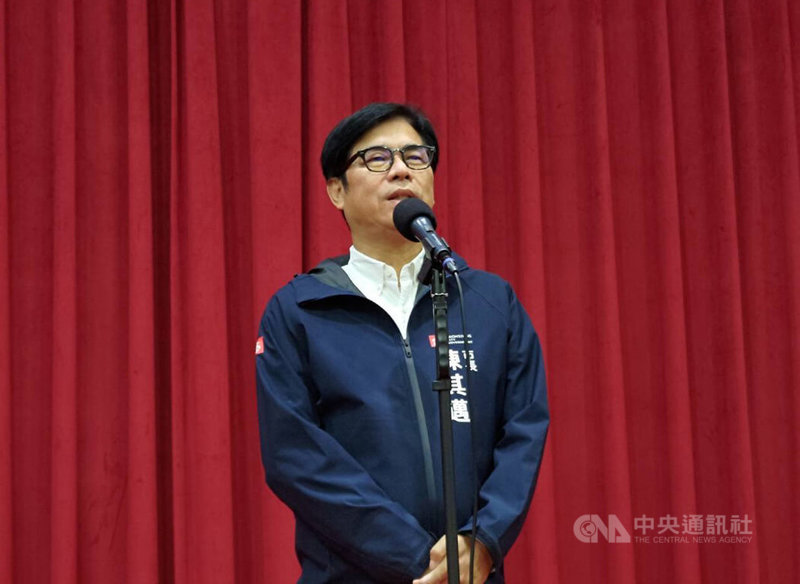 颱風鳳凰來襲，高雄市長陳其邁11日上午在高雄市議會接受媒體聯訪時表示，市府目前已對高雄山區預先撤離孕婦、病患等59人；至於12日是否放颱風假，陳其邁說，將在下午會議後再判斷。中央社記者蔡孟妤攝　114年11月11日