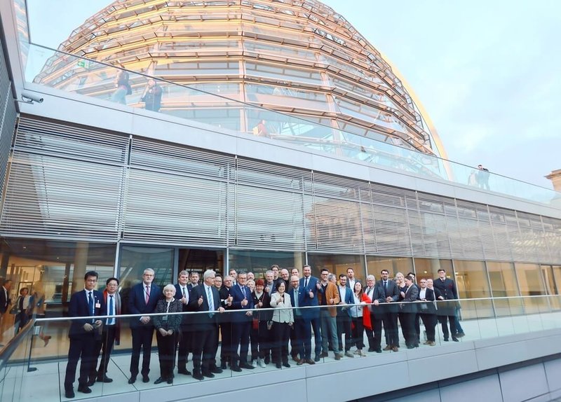 蔡英文10日拜訪德國國會大廈，與多位跨黨派友台議員合影留念。背景為國會大廈象徵議事與民主透明的玻璃圓頂。（蔡英文辦公室提供）中央社記者林尚縈柏林傳真　114年11月11日