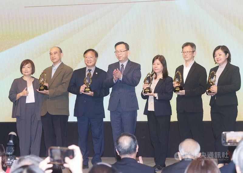 交通部觀光署11日公布第2屆台灣觀光亮點獎得獎名單,今年共有29個單位獲獎,交通部次長林國顯(中)出席頒獎,與「最佳國際推薦獎」得主合影。中央社記者郭日曉攝 114年11月11日