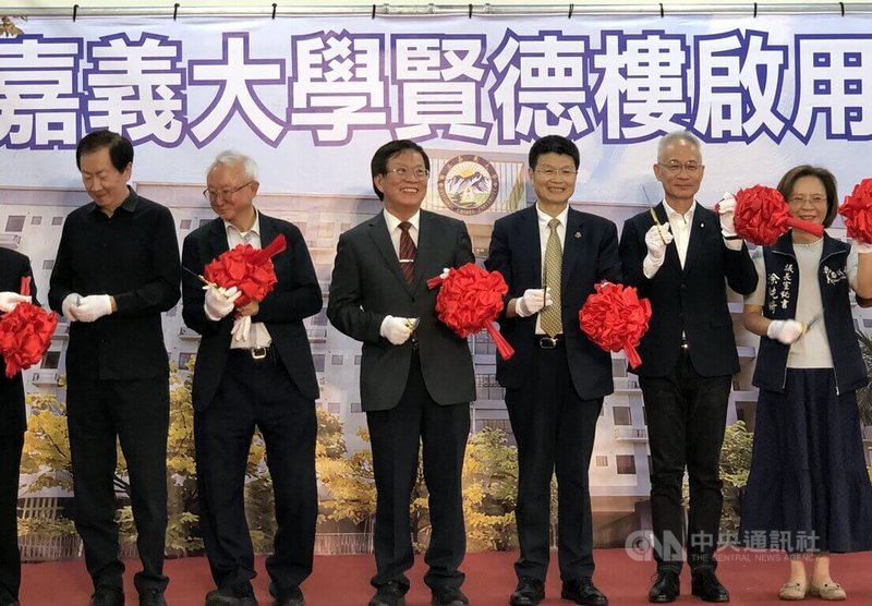 嘉義大學賢德樓為全新學生宿舍，今年9月新學期已開放學生入住，校方於11日舉行啟用典禮，由校長林翰謙（右3）等人剪綵。中央社記者黃國芳攝　114年11月11日