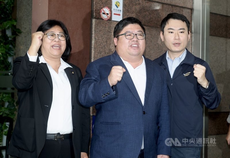 民進黨立委蔡易餘（中）11日上午前往民進黨中央黨部完成嘉義縣長初選登記，並與黨籍立委王美惠（左）、陳冠廷（右）一同振臂呼口號加油打氣。中央社記者張皓安攝　114年11月11日