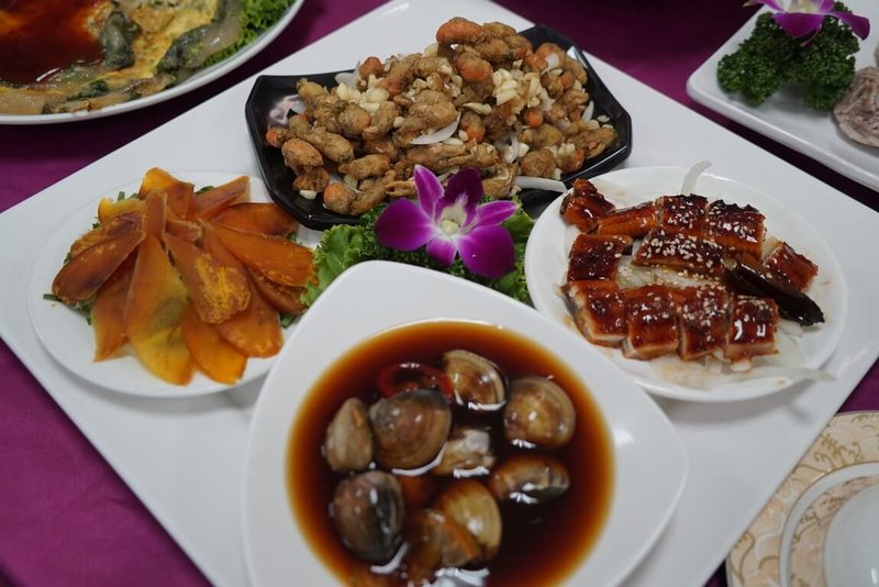 彰化縣鹿港鎮公所舉辦鹿港四季紅冬歡系列活動，鎮公所11日開記者會介紹，今年活動將舉辦鹿溪宴，鹿港美味的小吃包括蒲燒鰻、炸蝦猴等菜色都會上桌。（鹿港鎮公所提供）中央社記者吳哲豪傳真　114年11月11日