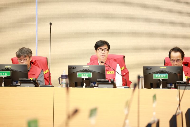 颱風鳳凰來襲，高雄市長陳其邁（中）11日下午主持災害應變中心工作會議，並指出，累積到目前為止，孕婦、慢性病患等已撤離民眾累計達到111人。（高雄市政府提供）中央社記者洪學廣傳真　114年11月11日