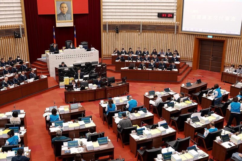 高雄市議會11日進行議案交付審查，國民黨團不滿市長陳其邁在總預算編製報告後離席。高市府表示，市長在議長同意離開議會後，就趕往主持防颱工作會議。（高雄市議會提供）中央社記者蔡孟妤傳真　114年11月11日