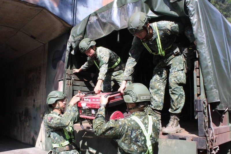 颱風鳳凰逼近，陸軍官兵11日進行救災機具等應變整備。（陸軍司令部提供）中央社記者吳書緯傳真　114年11月11日