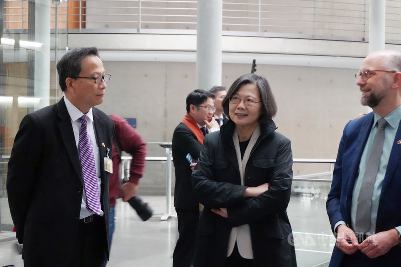 蔡英文10日拜訪德國國會大廈，由德國國會友台小組主席徐德分（Till Steffen，右）親自導覽。中央社記者林尚縈柏林攝　114年11月11日