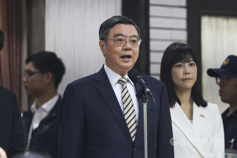 行政院長卓榮泰（前中）11日赴立法院施政報告並備詢，會前受訪回應媒體提問。中央社記者鄭清元攝　114年11月11日