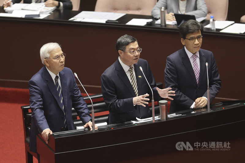 行政院長卓榮泰（中）與央行總裁楊金龍（左）、金管會主委彭金隆（右）11日列席立法院院會，答詢立委提及虛擬貨幣相關議題。中央社記者鄭清元攝　114年11月11日