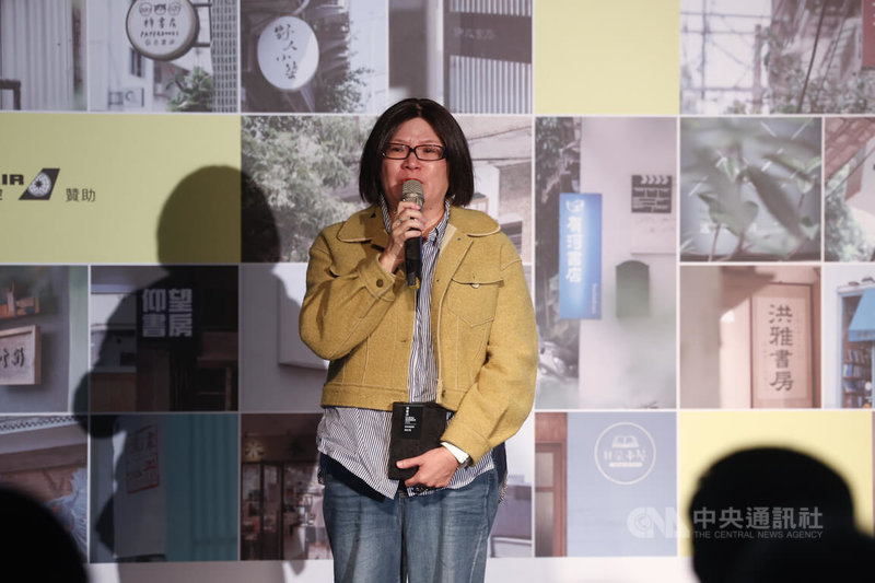 2025第2屆樹梅「獨書獎」頒獎典禮11日在台北華山文化創意產業園區舉行，小小書房店長劉虹風（圖）獲頒個人特殊貢獻獎，她登台發表感言，將得獎榮耀獻給讀者。中央社記者王騰毅攝　114年11月11日