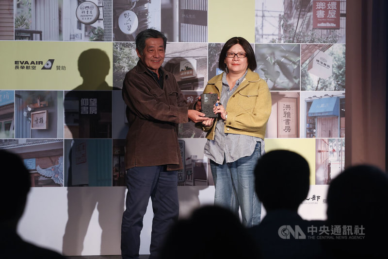 2025第2屆樹梅「獨書獎」頒獎典禮11日在台北華山文化創意產業園區舉行，唐山書店創辦人陳隆昊（左）頒發個人特殊貢獻獎給小小書房店長劉虹風（右）。中央社記者王騰毅攝　114年11月11日