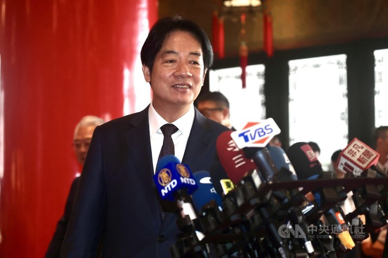 總統賴清德（中）11日出席工總第79屆工業節慶祝大會，會前受訪時，對央視發全球通緝令抓捕民進黨立委沈伯洋一事表示，非常期待立法院長韓國瑜能站出來維護國會尊嚴，也維護台灣人民言論自由，應該要率領跨黨派委員來聲援沈伯洋。中央社記者王飛華攝　114年11月11日