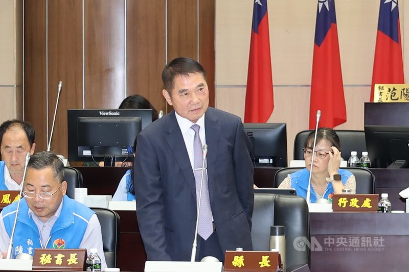 為防範非洲豬瘟，苗栗縣全面禁止廚餘養豬，由於縣內消費習慣偏好廚餘飼養的黑毛豬，對於未來能否解禁，縣長鍾東錦（中）11日在縣議會定期會表示，可討論商量，但有條件。中央社記者管瑞平攝　114年11月11日