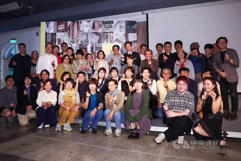 2025第2屆樹梅「獨書獎」11日下午在台北頒獎，主辦方樹梅文化藝術基金會董事長劉鎧（後排中右黑西裝者）、評審團主席劉克襄（後排中格紋襯衫者）、文化部人文及出版司長楊婷媜（後排中左米白外套者）與獨立書店經營者及嘉賓一同合影。中央社記者王騰毅攝　114年11月11日