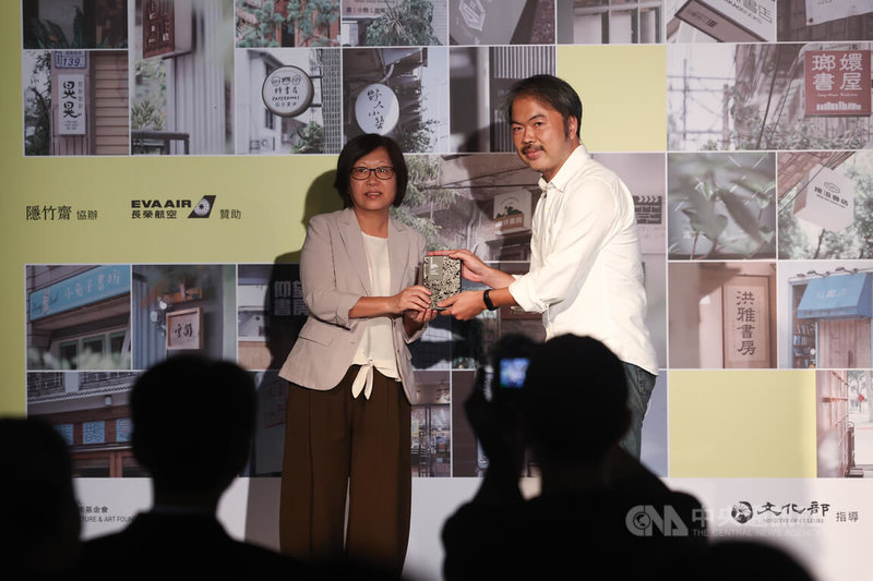 2025第2屆樹梅「獨書獎」頒獎典禮11日在台北華山文創園區舉行，文化部人文及出版司長楊婷媜（左）頒發評審團獎，由郭怡美書店店長趙偉仁（右）代表領獎。中央社記者王騰毅攝　114年11月11日