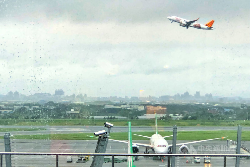 桃園國際機場公司表示，根據氣象預測顯示，颱風鳳凰預計於12日上午8時登陸，登陸後風速將逐漸減弱，側風狀況普通，預估對航班影響不大，當天航班預計共714架次，皆正常運作。中央社記者吳睿騏桃園機場攝　114年11月11日