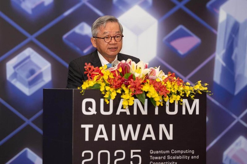 2025台灣量子科技國際研討會11日登場，國科會主委吳誠文表示，持續推動跨部會整合與國際合作，透過量子國家隊建構完整生態鏈，強化台灣在全球量子產業鏈中關鍵地位。（國科會提供）中央社記者趙敏雅傳真　114年11月11日
