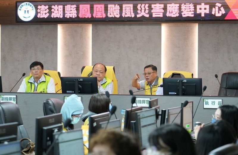 颱風鳳凰逼近，澎湖縣長陳光復（後中）11日前往災害應變中心，視察各項防災整備工作。（澎湖縣政府提供） 中央社  114年11月11日