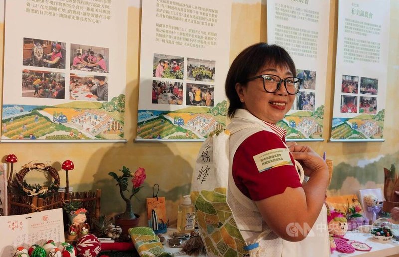 農業部11日頒獎表揚全國十大綠色照顧優良典範農村社區；台中市霧峰區農會家政指導員林麗雪說，為了提高長者參與手作課程的動力，教長者利用霧峰農會可承重12公斤米袋，製成後背包。中央社記者汪淑芬攝  114年11月11日