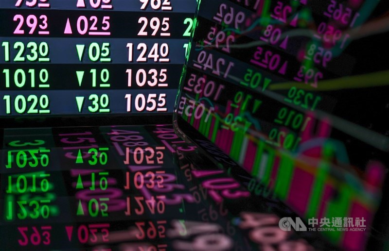 台灣期貨交易所將於12月8日推出「個股週選擇權」，首波掛牌5檔標的，包括台積電、聯發科、鴻海、長榮及緯創。（中央社檔案照片）