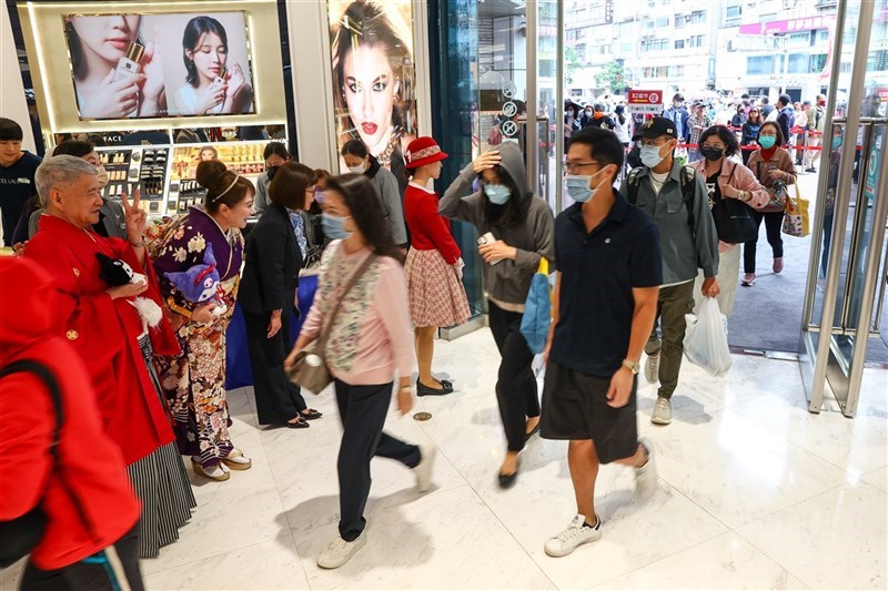 圖為百貨週年慶吸引人潮湧現。（中央社檔案照片）