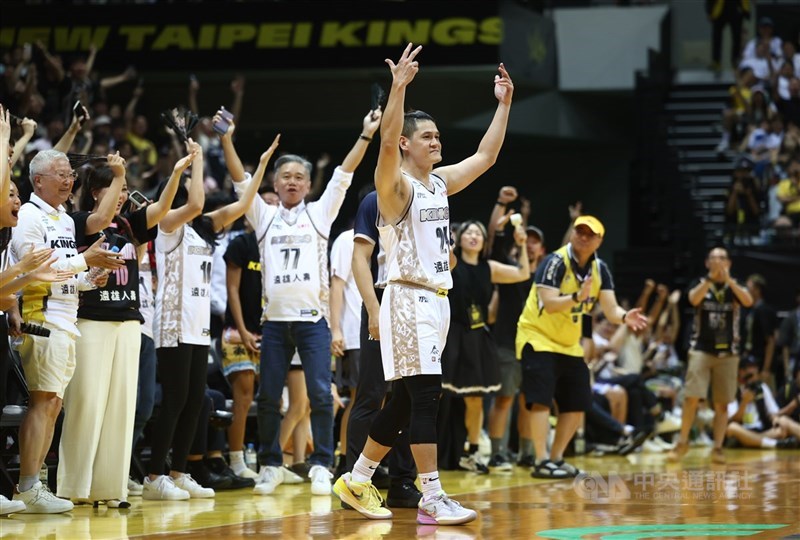 洪志善（前）將暫代新北國王總教練職務。（中央社檔案照片）