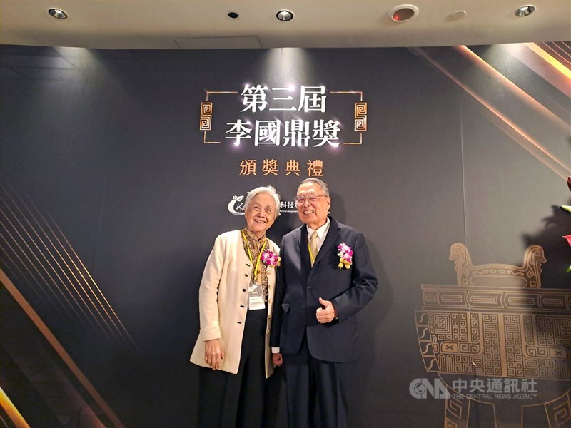 圖為宏碁集團創辦人施振榮（右）在第3屆李國鼎獎領獎前受訪。 （中央社檔案照片）
