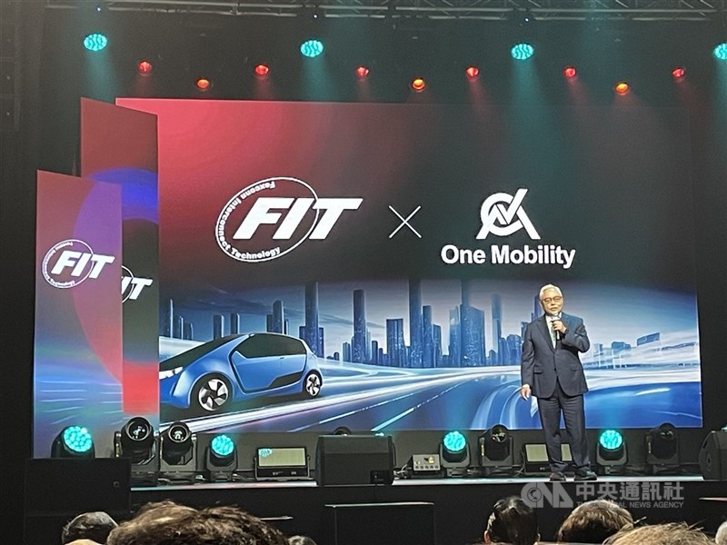 鴻騰董事長盧松青（圖右）在9月中旬出席在台灣首次舉行的鴻騰科技論壇。（中央社檔案照片）