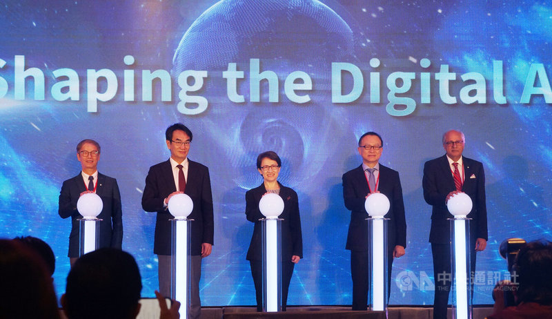 2025亞太資服業數位高峰會11日舉行開幕典禮，副總統蕭美琴（中）、數發部長林宜敬（左2）、數發部數產署長林俊秀（左1）、中華民國資訊軟體服務商業同業公會理事長沈柏延（右2）、ASOCIO主席 Stan Singh-Jit（右1）出席。中央社記者趙敏雅攝　114年11月11日