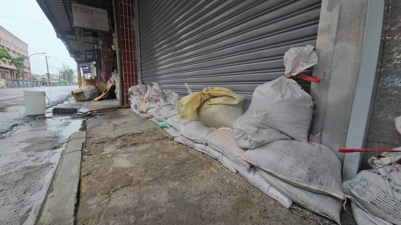 花蓮縣政府表示，颱風鳳凰即將登陸，馬太鞍溪洪災區目前維持紅色警戒，提醒已撤離鄉親非必要勿返家、勿逗留、勿過夜。圖為光復鄉民眾推置沙包，防泥水淹入屋內。（民眾提供）中央社記者李先鳳傳真　114年11月11日