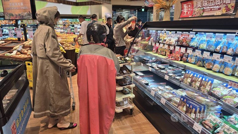 颱風鳳凰逼近，宜蘭縣11日因雨勢停止上班上課，有民眾穿著雨衣前往賣場採買。中央社記者沈如峰宜蘭縣攝　114年11月11日