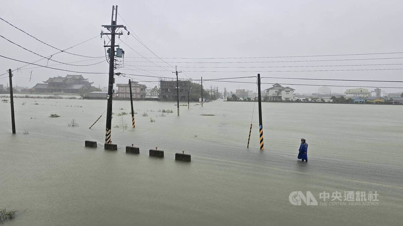 宜蘭縣冬山鄉11日因颱風鳳凰外圍環流影響，雨勢不斷，多處低窪區排水不及淹水，最深處至少60公分，當地居民冒險涉水外出。中央社記者沈如峰宜蘭縣攝　114年11月11日