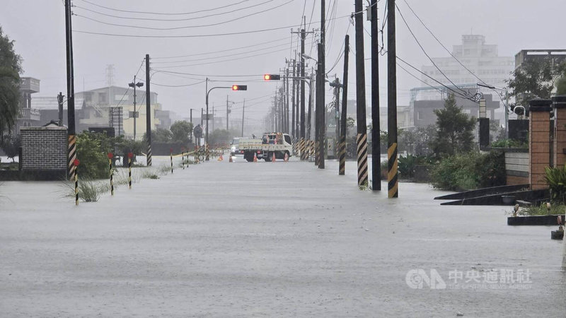 受颱風鳳凰外圍環流及東北季風影響，宜蘭地區11日雨勢不斷，冬山鄉多處低窪地區淹水，車輛被迫改道通行。中央社記者沈如峰宜蘭縣攝　114年11月11日