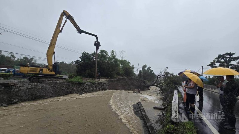 受颱風鳳凰外圍環流及東北季風影響，宜蘭地區雨勢不斷，冬山鄉照安坑溪差點潰堤。縣府獲報後，已立即要求承包商利用鋼梁初步鞏固遭沖刷的堤防，目前災情暫無擴大。中央社記者沈如峰宜蘭縣攝　114年11月11日
