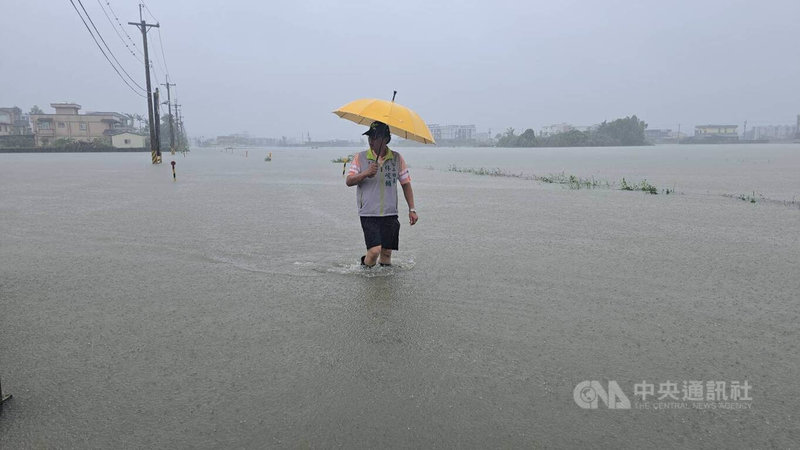 受颱風鳳凰外圍環流及東北季風影響，宜蘭縣冬山鄉武淵村低窪區11日因大雨淹水，冬山鄉長林峻輔（圖）獲報後前往勘災。中央社記者沈如峰宜蘭縣攝　114年11月11日