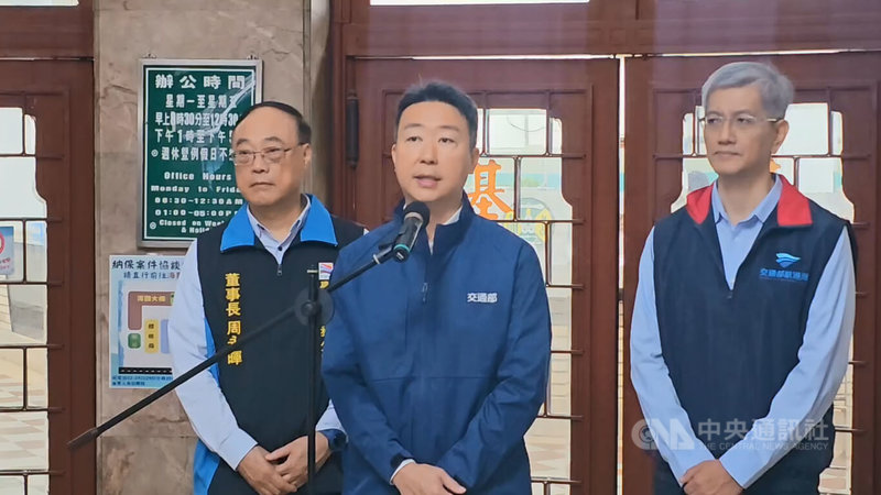 颱風鳳凰逼近，交通部長陳世凱（中）11日上午前往基隆港監控中心，了解港務公司防颱整備，接受媒體聯訪時指出，這2天花蓮雨量非常多，馬太鞍溪便道無論南向或北向，都有被河水局部沖毀，已動員機具和人員，待水退後會在最短時間修復，請鄉親放心。中央社記者王朝鈺攝　114年11月11日