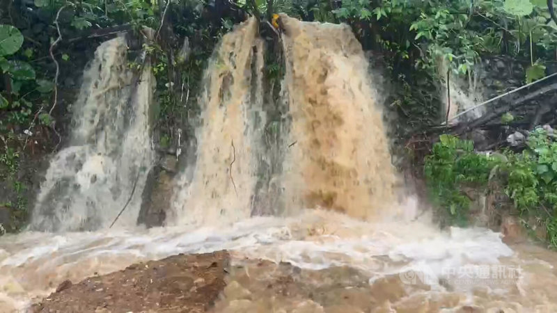 颱風鳳凰來襲帶來豐沛雨量，基隆市調和街附近山上蓄積的雨水，11日流到私人土地後再從高處沖向路面，現場頓時成了小型泥水瀑布。中央社記者王朝鈺攝　114年11月11日